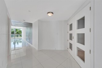 2627 S Bayshore Dr in Miami, FL - Building Photo - Building Photo