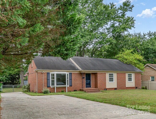 3252 Northampton Dr in Charlotte, NC - Building Photo - Building Photo