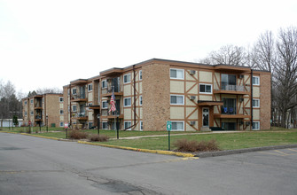 Knollwood Oaks Apartment in Hopkins, MN - Building Photo - Building Photo