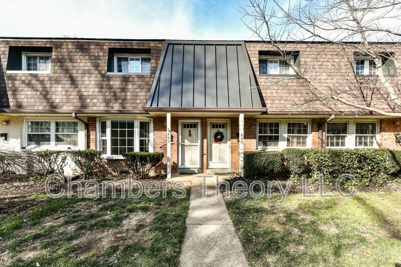 445 Hampton Ct in Falls Church, VA - Building Photo