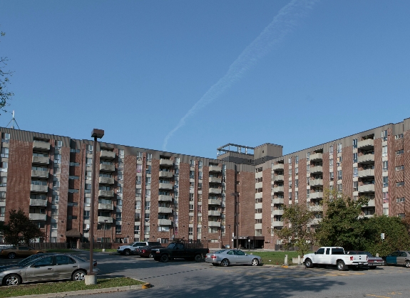 Innes Park Complex in Ottawa, ON - Building Photo