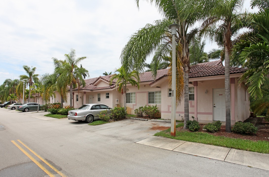 The Gardens at Stirling in Fort Lauderdale, FL - Foto de edificio