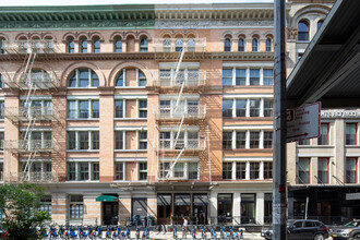 Condominium in New York, NY - Foto de edificio - Building Photo