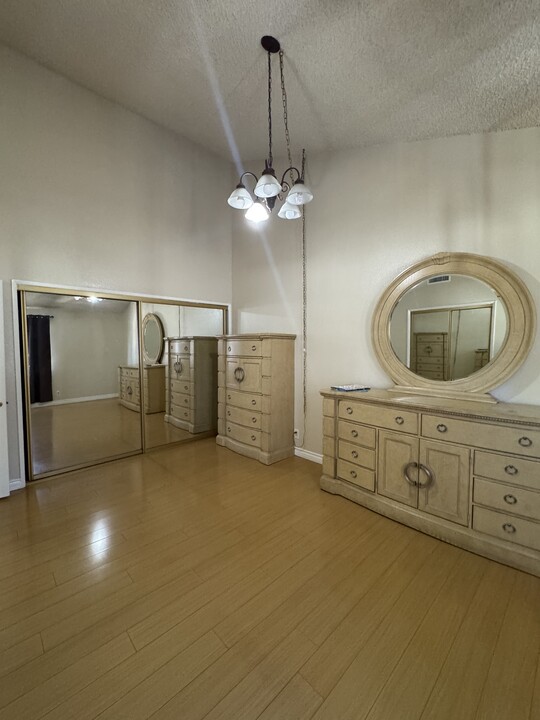 7422 Hazeltine Ave in Van Nuys, CA - Foto de edificio