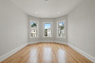 16 Leslie St, Unit 2 in Boston, MA - Foto de edificio - Building Photo