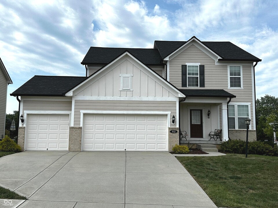 932 Silverheels Dr in Westfield, IN - Foto de edificio