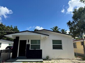 1445 NW 34th St in Miami, FL - Building Photo - Building Photo