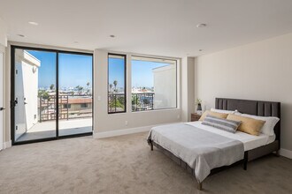 Bayview Townhomes at Point Loma in San Diego, CA - Building Photo - Building Photo