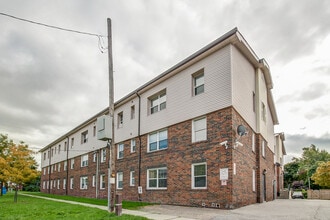 496/498 Simcoe St. N. in Oshawa, ON - Building Photo - Building Photo