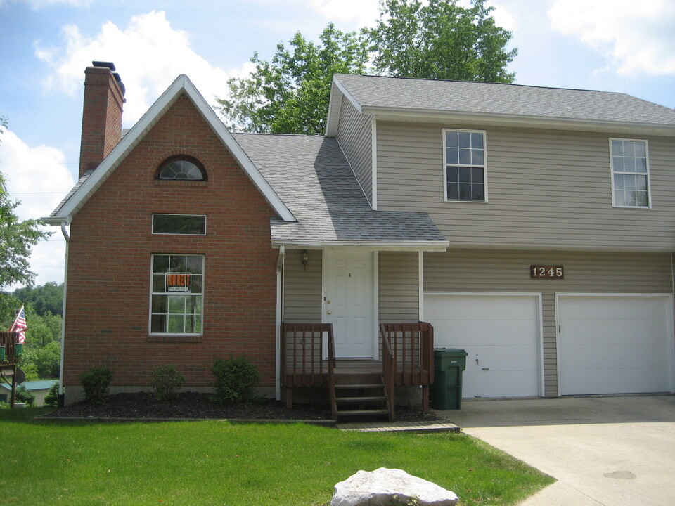 1245 Pineview Trail in Newark, OH - Building Photo