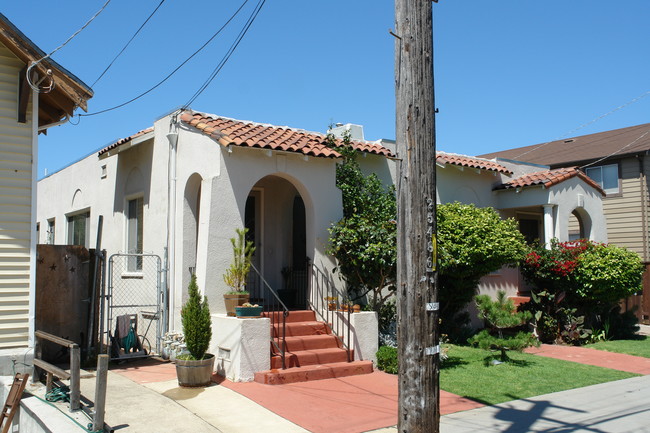 4821 Clarke St in Oakland, CA - Foto de edificio - Building Photo