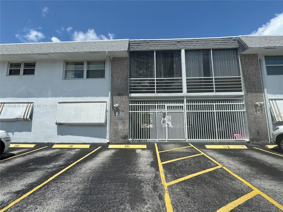1300 N 17th Ave in Hollywood, FL - Building Photo