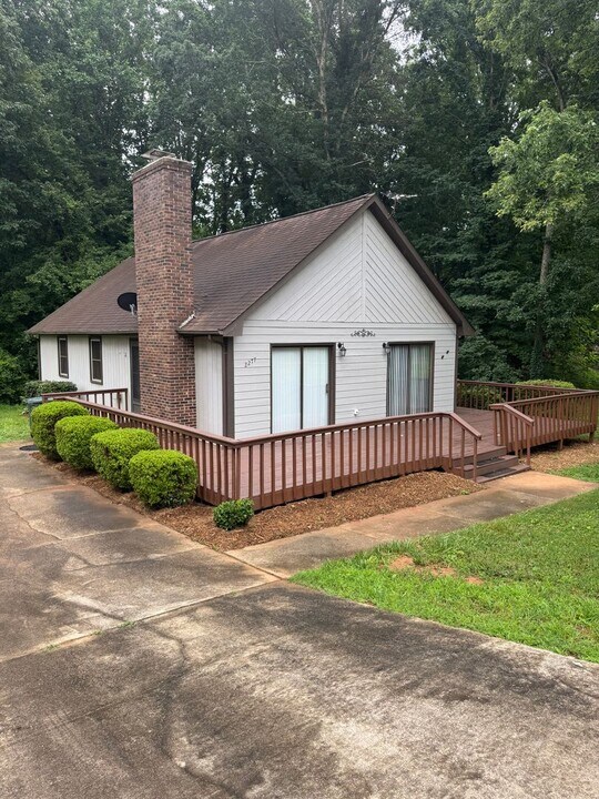 2277 Starbrooke Dr in Newton, NC - Foto de edificio