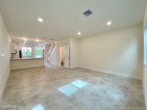 6421 NW 102nd Path-Unit -102 102 in Doral, FL - Building Photo - Building Photo