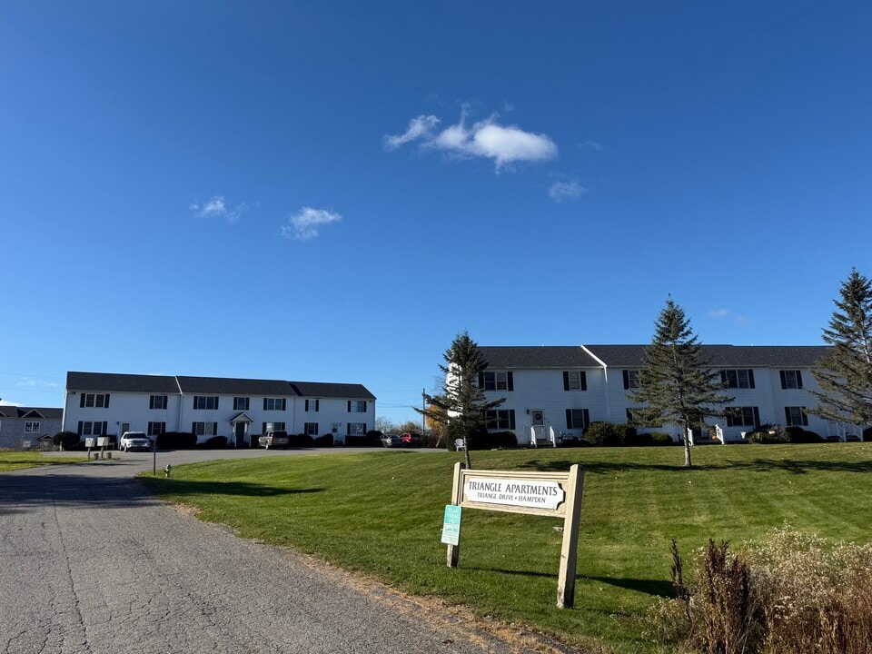 Old County Estates in Hampden, ME - Foto de edificio