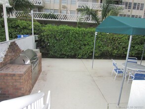 1420 Brickell Bay Dr, Unit 103A1 in Miami, FL - Building Photo - Building Photo