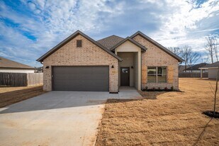 300 N Mojave St in Farmington, AR - Building Photo