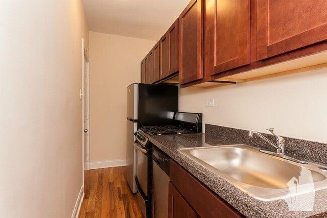 property at 957 W Cornelia Ave