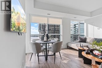 327 King St W in Toronto, ON - Building Photo - Building Photo