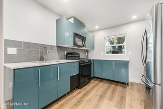 231 E 16th St, Unit 1 in Jacksonville, FL - Foto de edificio - Building Photo