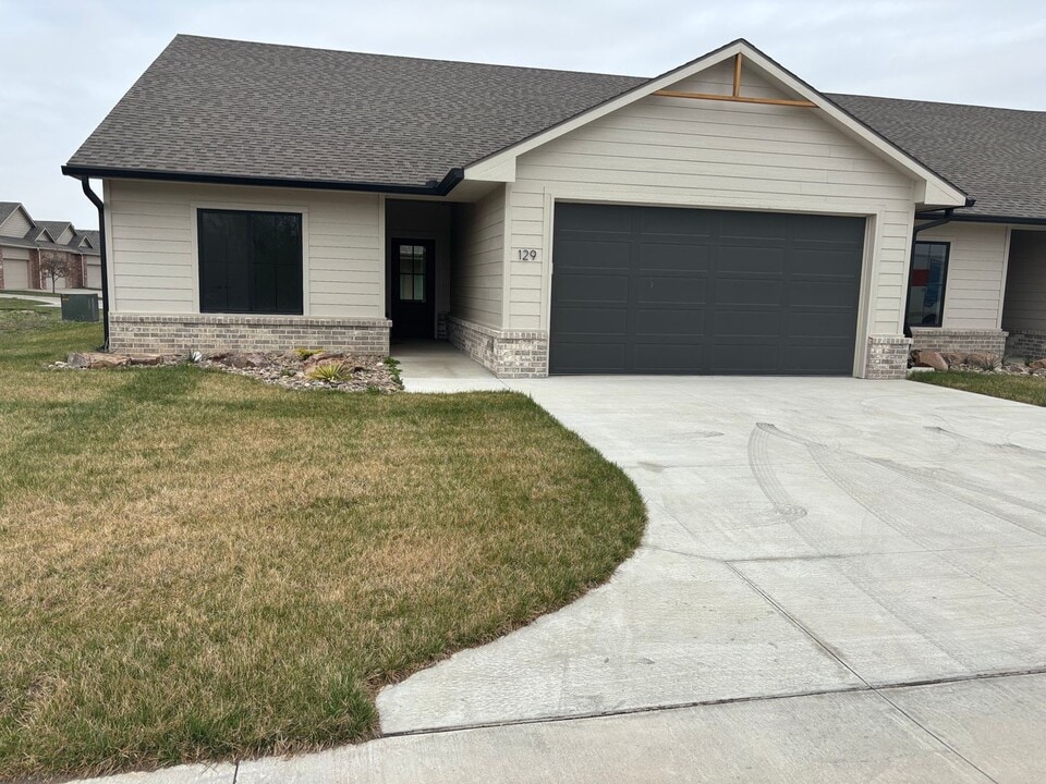 123-129 N Sheridan Ave in Valley Center, KS - Building Photo