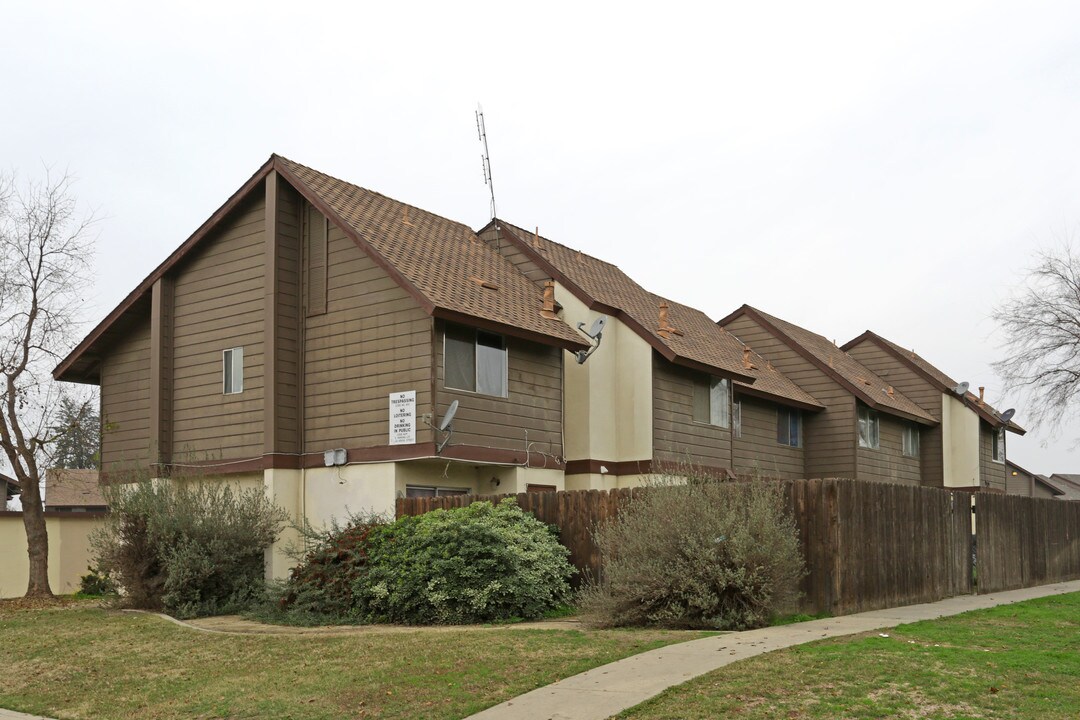 Parkwood Manor in Tulare, CA - Building Photo