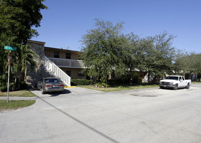 Las Brisas Del Caribe in Hialeah, FL - Foto de edificio - Building Photo