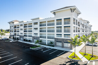 Cape West 91 Villa Apartments in Cape Coral, FL - Foto de edificio - Building Photo