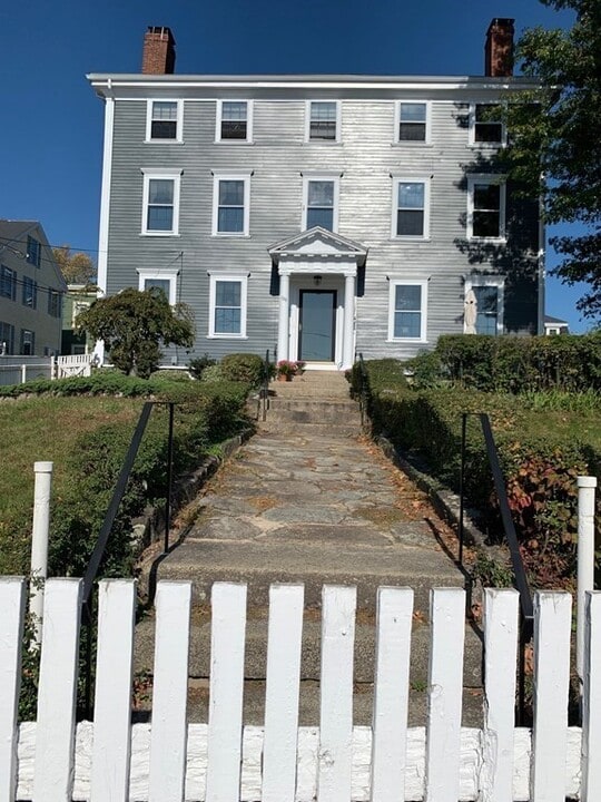 11 Hodges Ct in Salem, MA - Building Photo