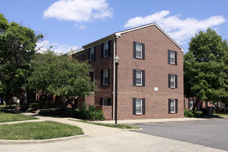 Olde Towne West in Alexandria, VA - Building Photo - Building Photo