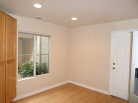 5005 Golondrina Way in Oceanside, CA - Building Photo