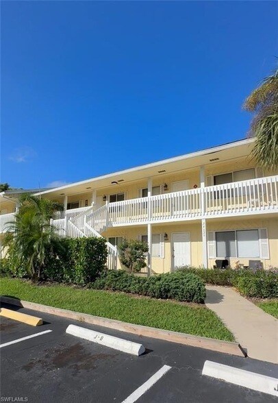 4629 Bayshore Dr in Naples, FL - Foto de edificio