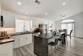 8127 Chambersberg St in Las Vegas, NV - Building Photo - Building Photo