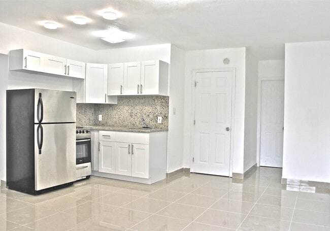 1046 Foster Rd, Unit # 1 in Hallandale Beach, FL - Building Photo - Building Photo