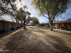 10537 W Coggins Dr in Sun City, AZ - Building Photo - Building Photo