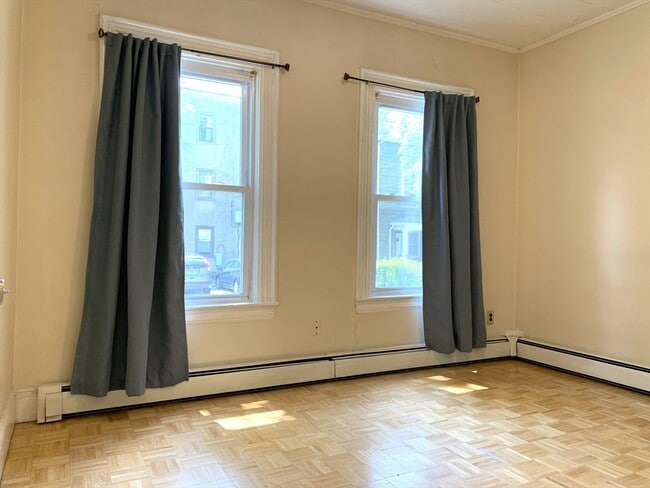 12 Evergreen Sq, Unit 1