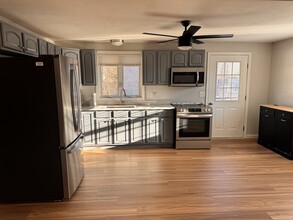 1392 Old Pleasant St-Unit -2 in Bridgewater, MA - Foto de edificio - Building Photo