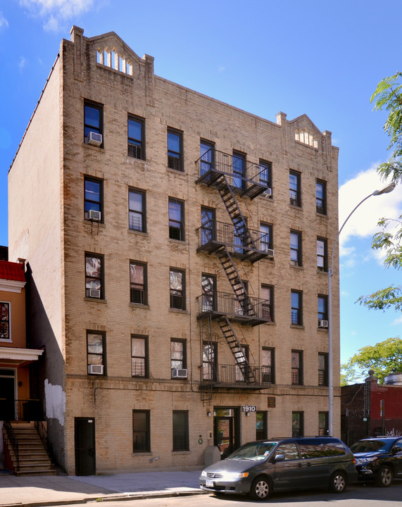 1910 Benedict Ave in Bronx, NY - Building Photo