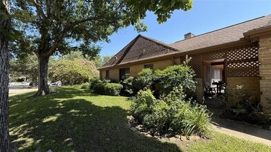 11527 Cedar Creek Dr in Houston, TX - Building Photo - Building Photo