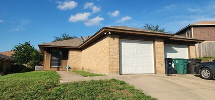 6721 Loma Vista Dr in Fort Worth, TX - Building Photo - Building Photo