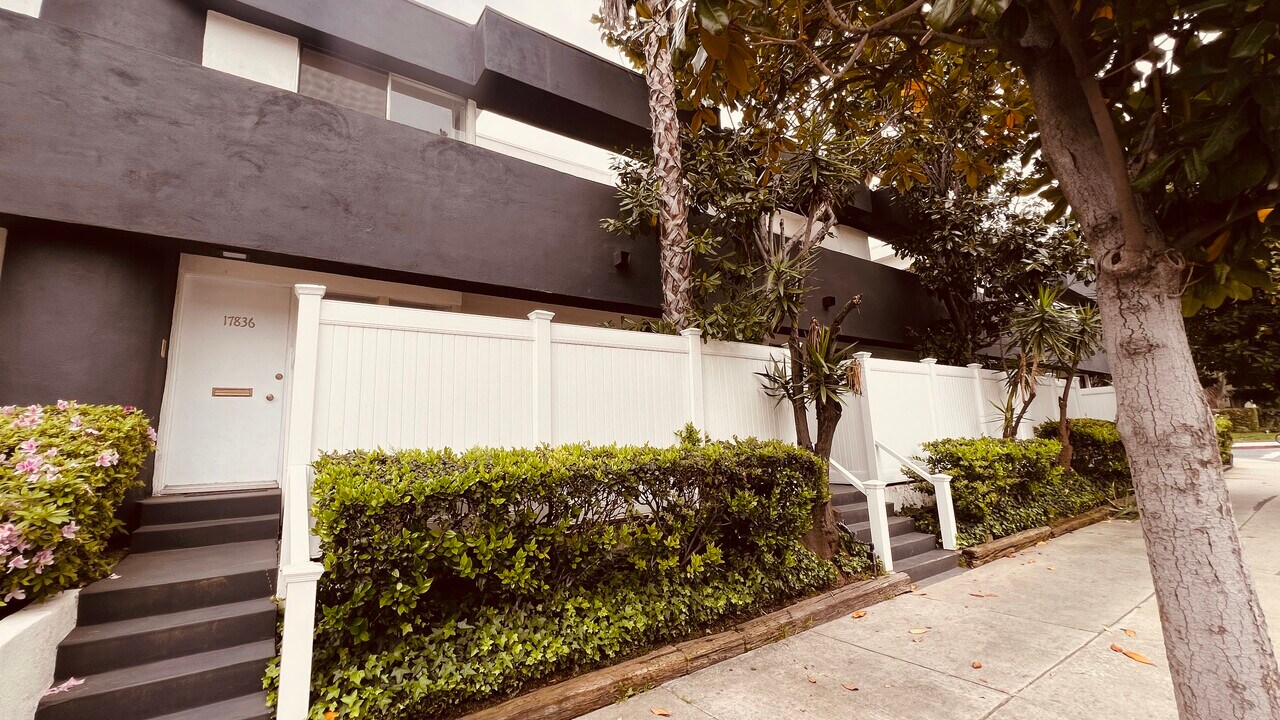 17836 Magnolia Blvd in Encino, CA - Building Photo