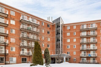 Chartwell Villa Rive-Sud rés. retraités in Longueuil, QC - Building Photo - Building Photo