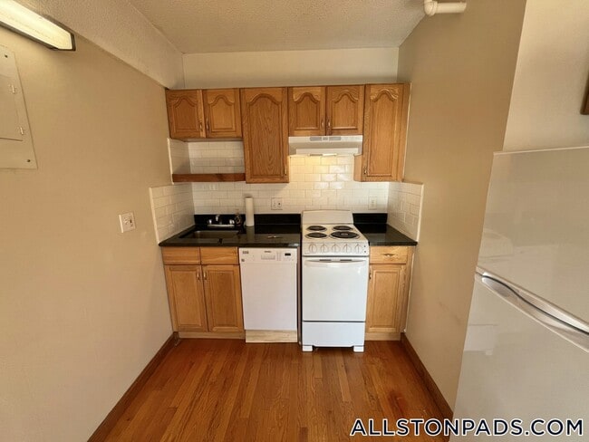 1110 Commonwealth Ave, Unit 205 in Boston, MA - Foto de edificio - Building Photo