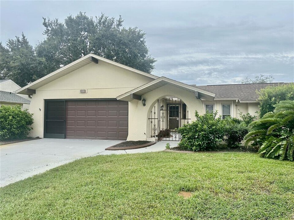 8618 Woodbridge Dr in New Port Richey, FL - Building Photo