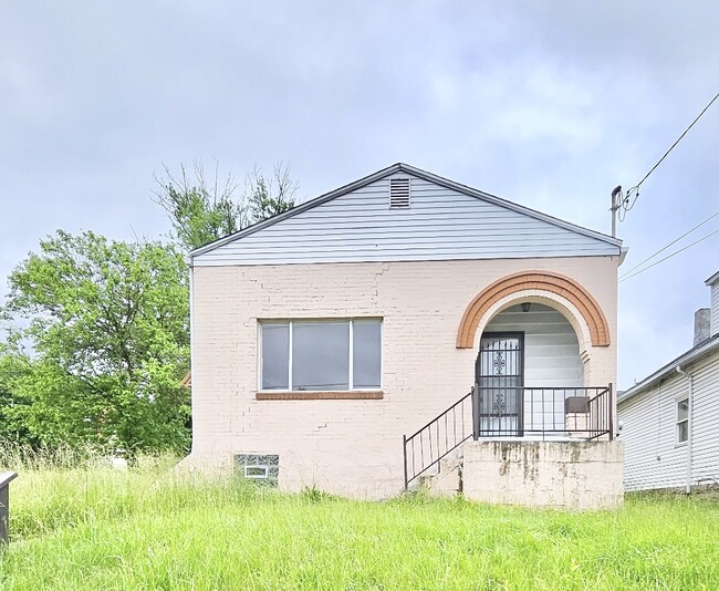 property at 415 N 4th St