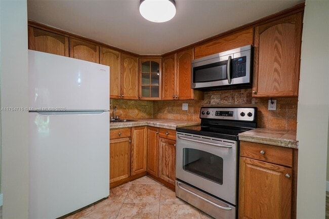 9487 SW 76th St in Miami, FL - Building Photo - Building Photo