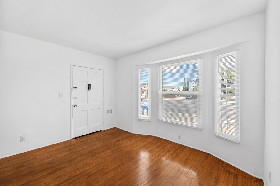 7233 Normandie Ave in Los Angeles, CA - Building Photo