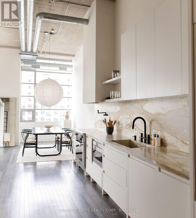 property at 637-637 Lake Shore Blvd W