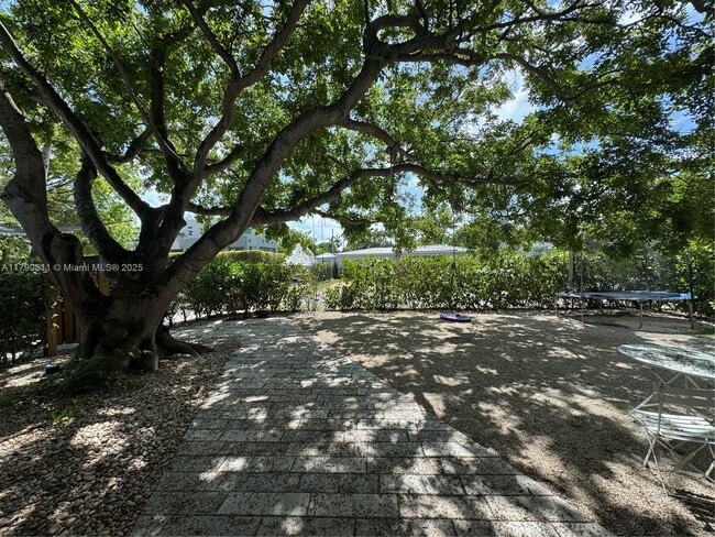 365 Ridgewood Rd in Key Biscayne, FL - Building Photo - Building Photo