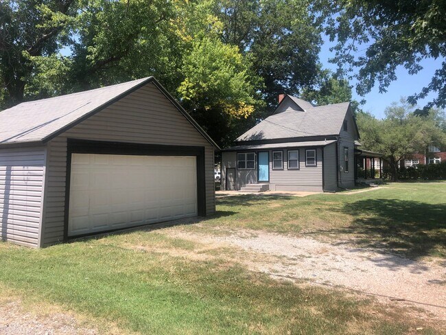 721 E 12th Ave in Winfield, KS - Building Photo - Building Photo